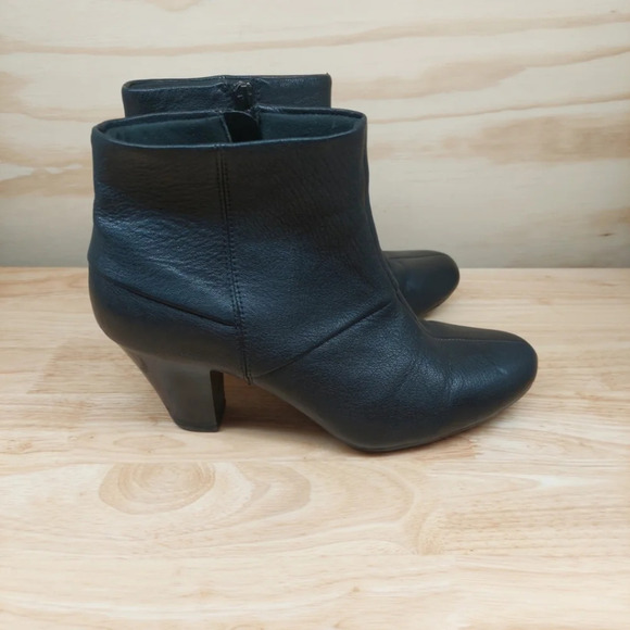 Clarks size 9 ankle zip block heel boots booties black leather - Picture 7 of 14